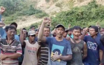 Puluhan warga dari Kecamatan Marisa, Kabupaten Pohuwato, menyerukan permohonan langsung kepada Presiden Republik Indonesia, Prabowo Subianto. (Foto: Potongan video singkat.)