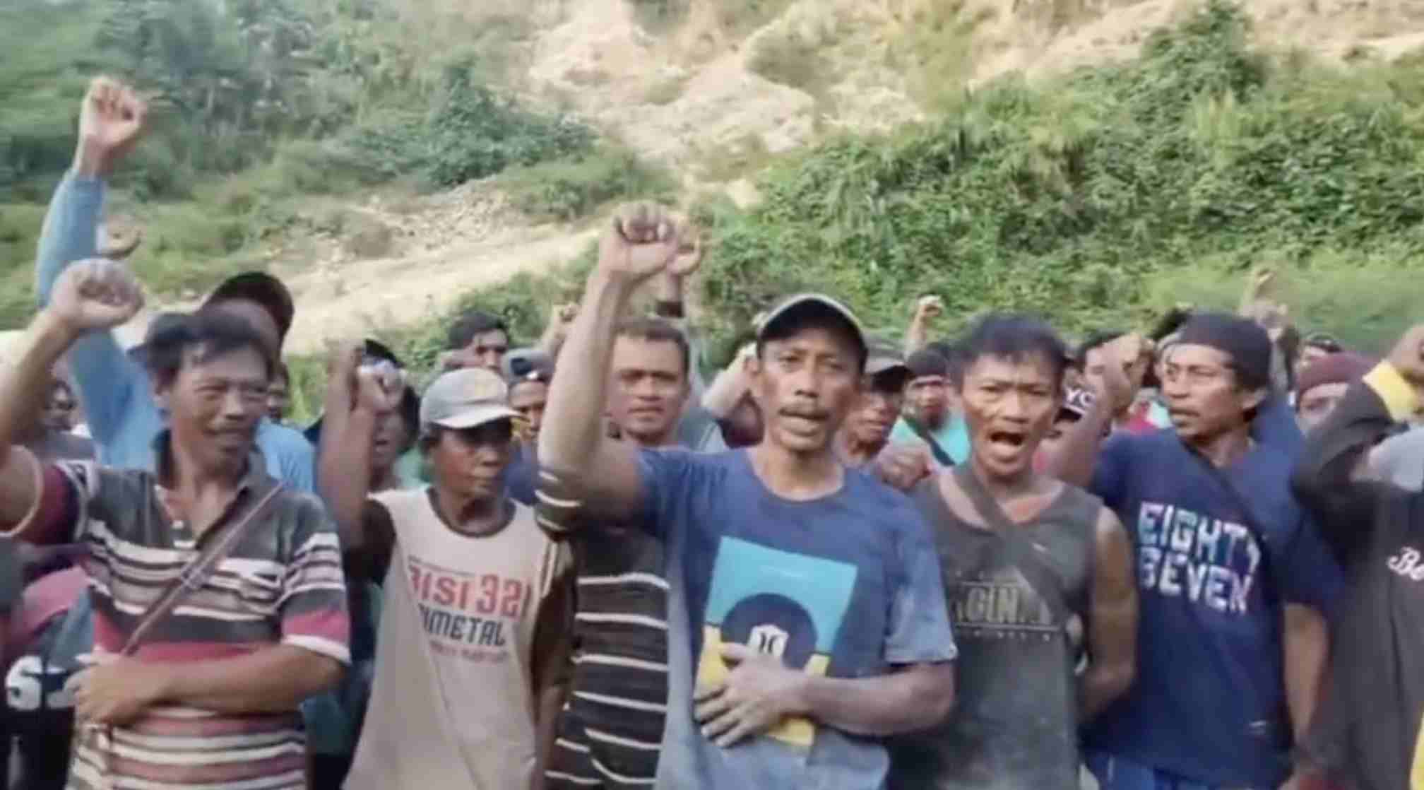 Puluhan warga dari Kecamatan Marisa, Kabupaten Pohuwato, menyerukan permohonan langsung kepada Presiden Republik Indonesia, Prabowo Subianto. (Foto: Potongan video singkat.)