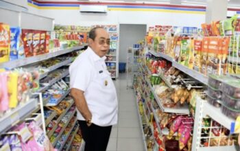 Wali Kota Gorontalo, Adhan Dambea saat melakukan inspeksi mendadak ke sejumlah pasar modern dan tradisional menjelang Idul Adha, Rabu, 28 Mei 2025. (Foto: Humas Pemkot Gorontalo)