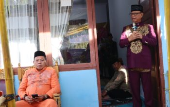 Bupati Bone Bolango, Ismet Mile saat memberikan arahan usai menjalani prosesi adat Mopotilolo perdana di dua kecamatan, yakni Kecamatan Kabila Bone dan Kecamatan Bonepantai, Jumat (2/5/2025). (F. AKP)/Hibata.id