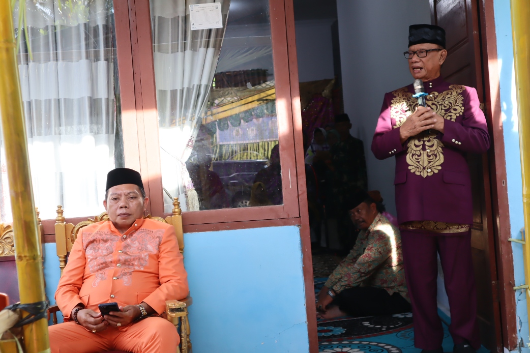 Bupati Bone Bolango, Ismet Mile saat memberikan arahan usai menjalani prosesi adat Mopotilolo perdana di dua kecamatan, yakni Kecamatan Kabila Bone dan Kecamatan Bonepantai, Jumat (2/5/2025). (F. AKP)/Hibata.id