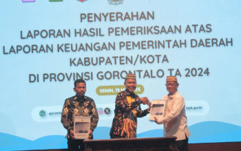 Bupati Ismet Mile yang didampingi Ketua DPRD Faisal Yunus menerima penghargaan predikat opini WTP ke-12 atas LKPD Kabupaten Bone Bolango tahun 2024 dari Kepala BPK Perwakilan Provinsi Gorontalo, Hery Purwanto, di Auditorium BPK Perwakilan Provinsi Gorontalo, Senin (19/5/2025). (F.Randi/Magang Kominfo)/Hibata.id