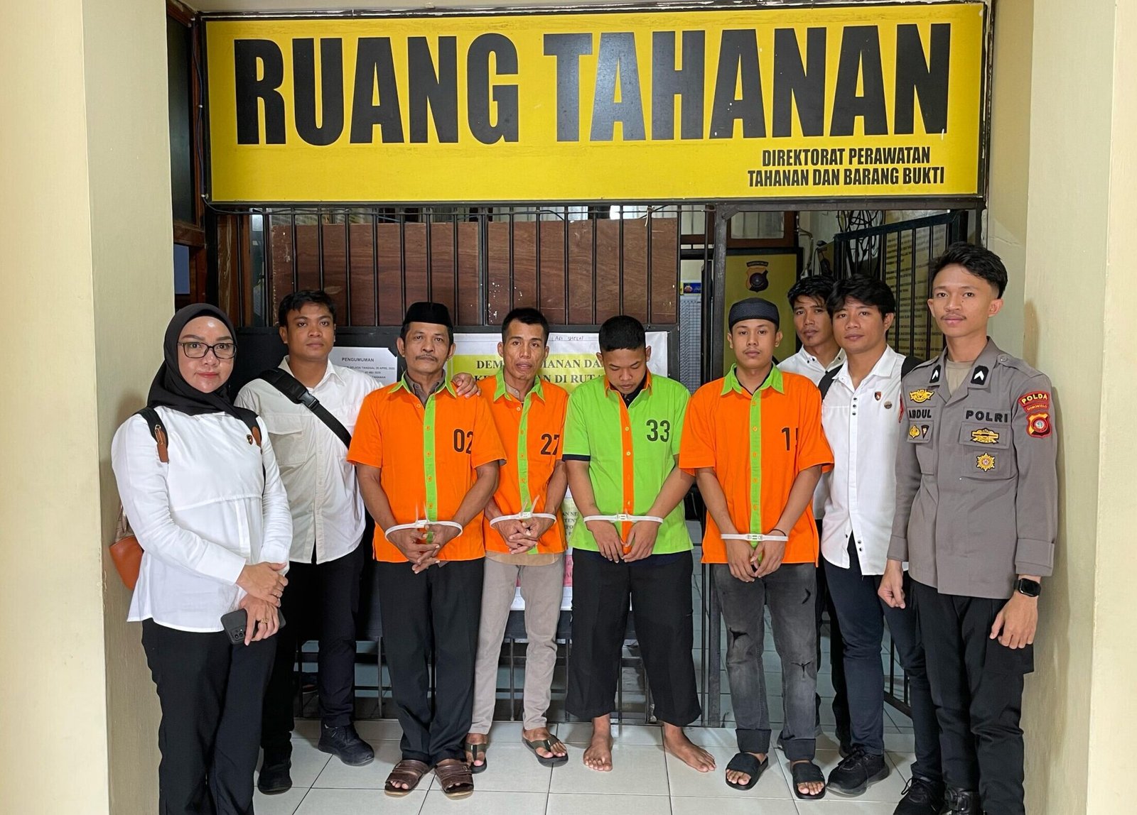 Polda Gorontalo resmi menyerahkan empat tersangka kasus penyalahgunaan distribusi minyak goreng bersubsidi merek Minyakita ke Kejaksaan Negeri (Kejari) Boalemo. Foto: Humas Polda/Hibata.id