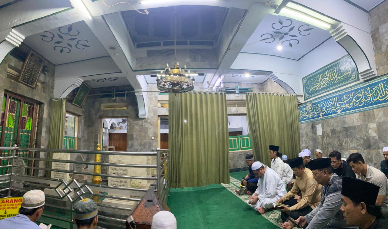 Ziarah Spiritual Habib Ali dan Wakapolri ke Makam Ulama Besar di Jakarta-Bogor. Foto: Diansa/Hibata.id