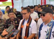 Budi Gunadi Sadikin, didampingi Gubernur Sultra, Andi Sumangerukka, serta Bupati Buton Tengah, Dr. H. Azhari, pada Jumat (2/5/2025). FOTO: Hibata.id