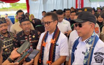 Budi Gunadi Sadikin, didampingi Gubernur Sultra, Andi Sumangerukka, serta Bupati Buton Tengah, Dr. H. Azhari, pada Jumat (2/5/2025). FOTO: Hibata.id