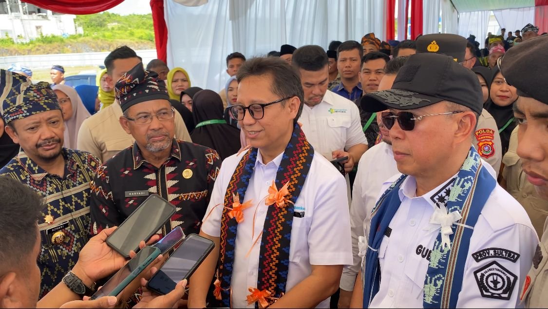 Budi Gunadi Sadikin, didampingi Gubernur Sultra, Andi Sumangerukka, serta Bupati Buton Tengah, Dr. H. Azhari, pada Jumat (2/5/2025). FOTO: Hibata.id