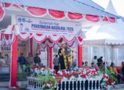 Bupati Buton Tengah (Buteng), Dr Azhari, memimpin pelaksanaan upacara peringatan Hari Pendidikan Nasional (Hardiknas) Jumat (02/05/2025). FOTO: Hibata.id