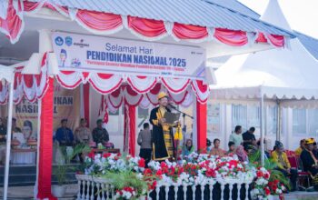 Bupati Buton Tengah (Buteng), Dr Azhari, memimpin pelaksanaan upacara peringatan Hari Pendidikan Nasional (Hardiknas) Jumat (02/05/2025). FOTO: Hibata.id