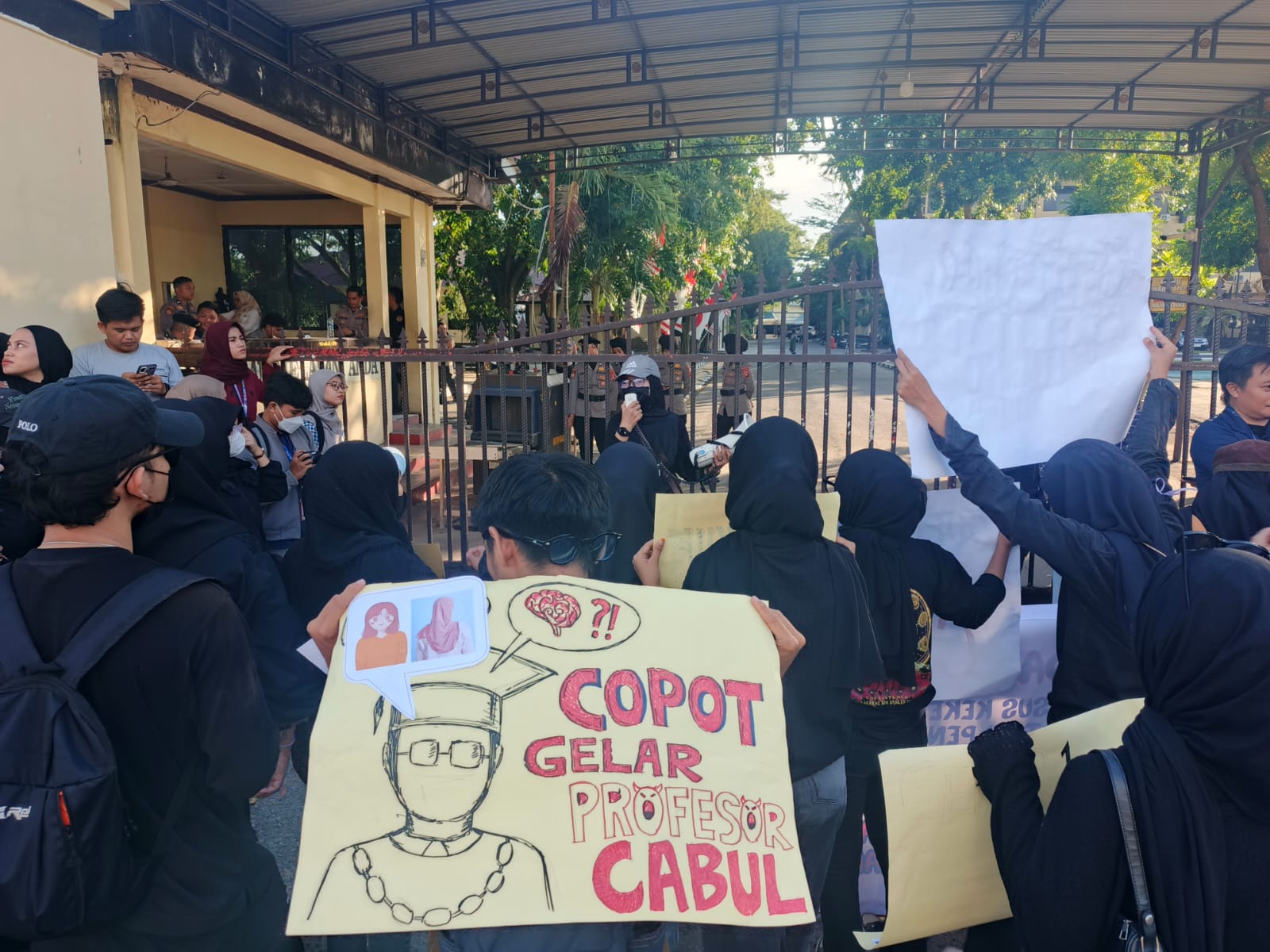 Aksi damai Jejak Puan di depan Polda Gorontalo menyoroti lambannya penanganan kasus kekerasan seksual di lingkungan pendidikan. Foto: Ist/Hibata.id