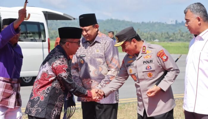 Kapolda Gorontalo Sambut Kedatangan Menteri Pendidikan Tinggi
