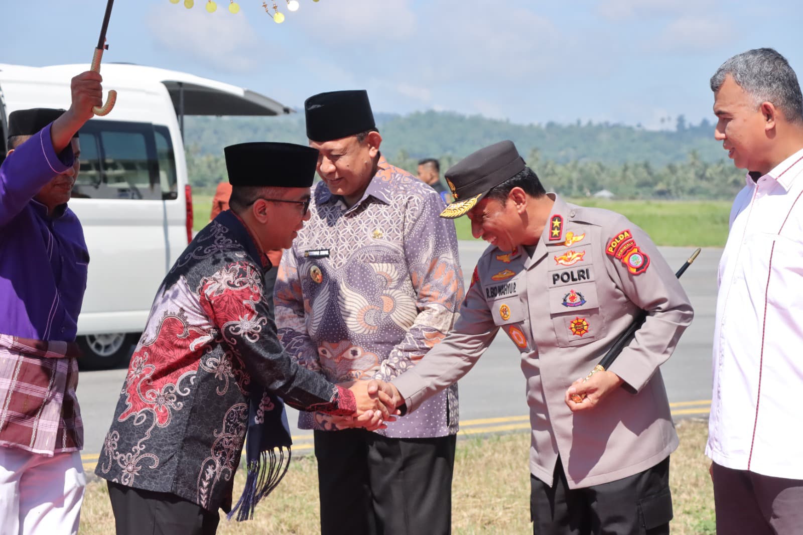 Kepala Kepolisian Daerah Gorontalo, Irjen Pol. R. Eko Wahyu Prasetyo, secara resmi menyambut kedatangan Menteri Pendidikan Tinggi, Sains, dan Teknologi Republik Indonesia/Hibata.id