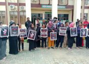 Sejumlah petani plasma buol ketika menggelar aksi di Pengadilan Buol. (Foto: Forum Petani Plasma Buol)
