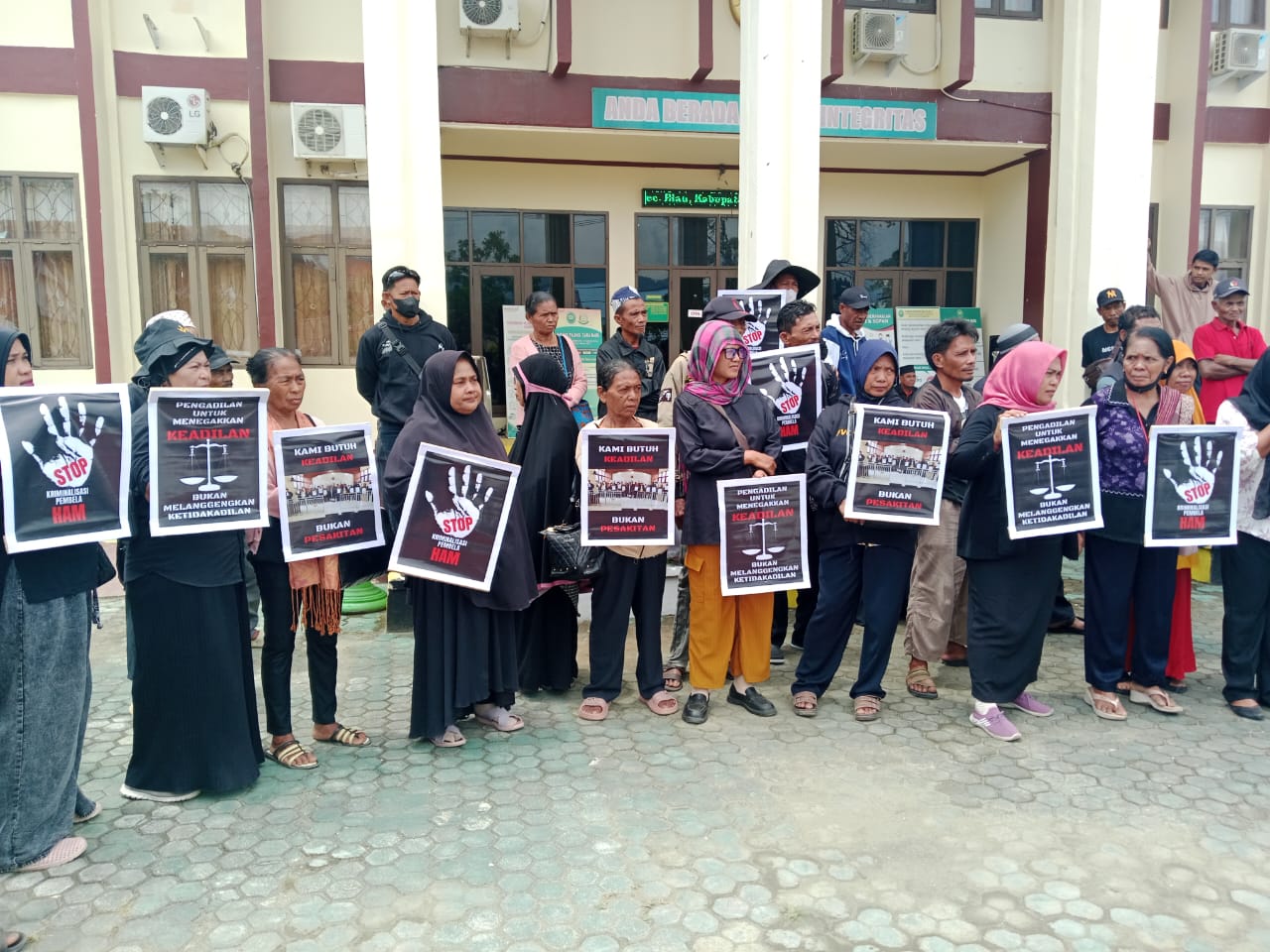 Sejumlah petani plasma buol ketika menggelar aksi di Pengadilan Buol. (Foto: Forum Petani Plasma Buol)