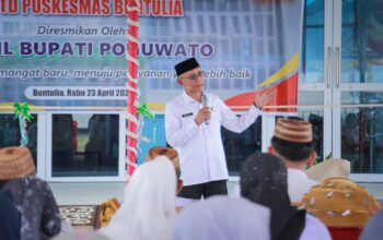 Wakil Bupati Pohuwato, Iwan Adam, saat membuka acara peresmian gedung baru Unit Pelaksana Teknis Daerah (UPTD) Puskesmas Buntulia di Desa Taluduyunu pada Rabu, (23/4/2025). (Dok: Humas Pemda Pohuwato)