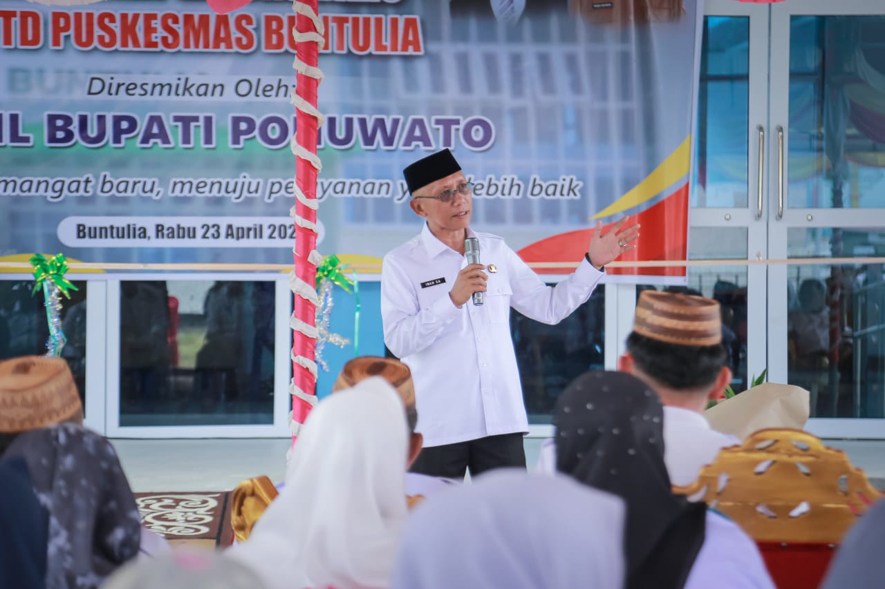 Wakil Bupati Pohuwato, Iwan Adam, saat membuka acara peresmian gedung baru Unit Pelaksana Teknis Daerah (UPTD) Puskesmas Buntulia di Desa Taluduyunu pada Rabu, (23/4/2025). (Dok: Humas Pemda Pohuwato)