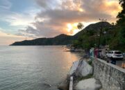 Dikenal sebagai ikon wisata pantai Gorontalo, kawasan ini menawarkan pemandangan Teluk Gorontalo yang memukau. Foto: Hibata.id