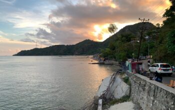 Dikenal sebagai ikon wisata pantai Gorontalo, kawasan ini menawarkan pemandangan Teluk Gorontalo yang memukau. Foto: Hibata.id
