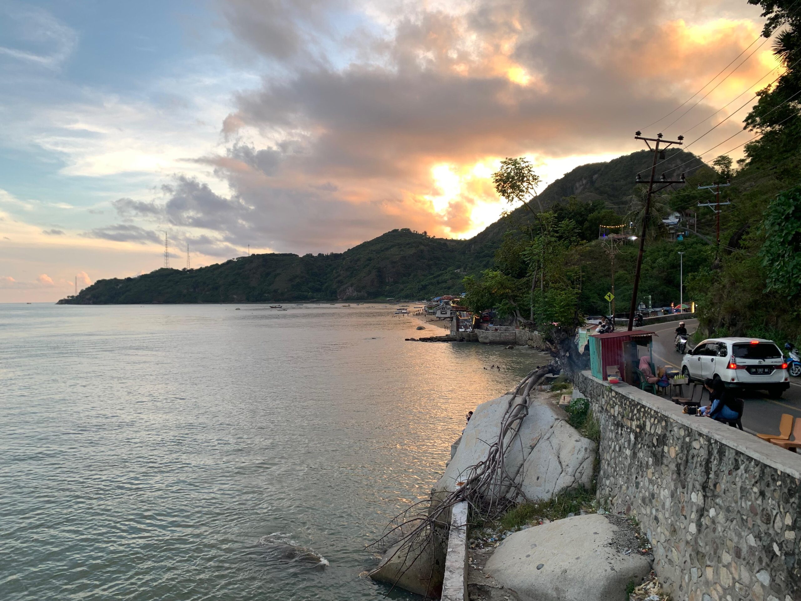Dikenal sebagai ikon wisata pantai Gorontalo, kawasan ini menawarkan pemandangan Teluk Gorontalo yang memukau. Foto: Hibata.id