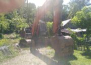 Alat berat yang direncanakan akan digunakan di lokasi pertambangan rakyat di Desa Tolau, Kecamatan Paleleh, Kabupaten Buol masih terparkir rapi. (Foto: Dok. Warga Tolau)