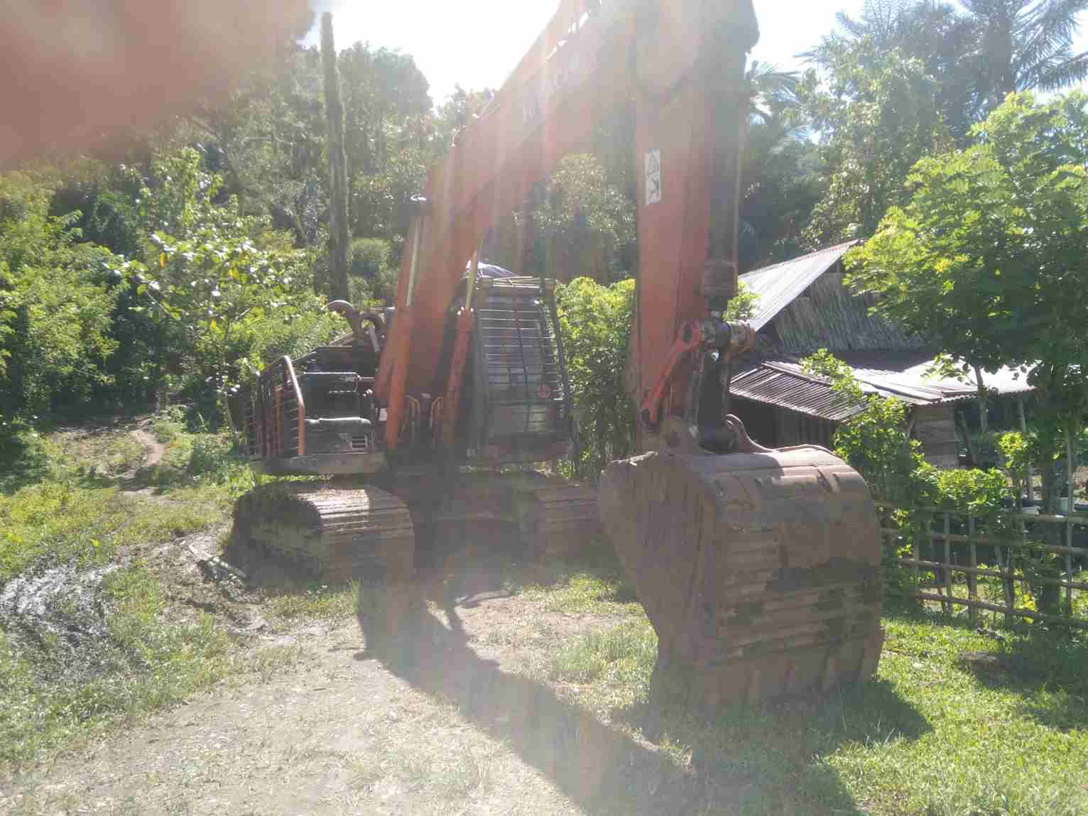 Alat berat yang direncanakan akan digunakan di lokasi pertambangan rakyat di Desa Tolau, Kecamatan Paleleh, Kabupaten Buol masih terparkir rapi. (Foto: Dok. Warga Tolau)