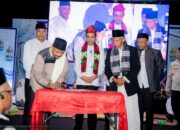 Di Hadapan Ustaz Abdul Somad, Bupati Azhari Paparkan Program Kota Pendidikan dan Santri di Buteng. Foto: Hibata.id