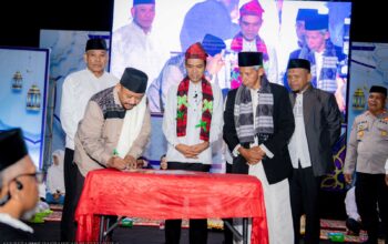 Di Hadapan Ustaz Abdul Somad, Bupati Azhari Paparkan Program Kota Pendidikan dan Santri di Buteng. Foto: Hibata.id