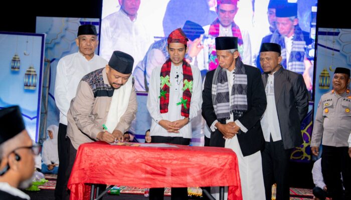 Disaksikan Ustaz Abdul Somad, Bupati Azhari Luncurkan Program Kota Santri di Buteng