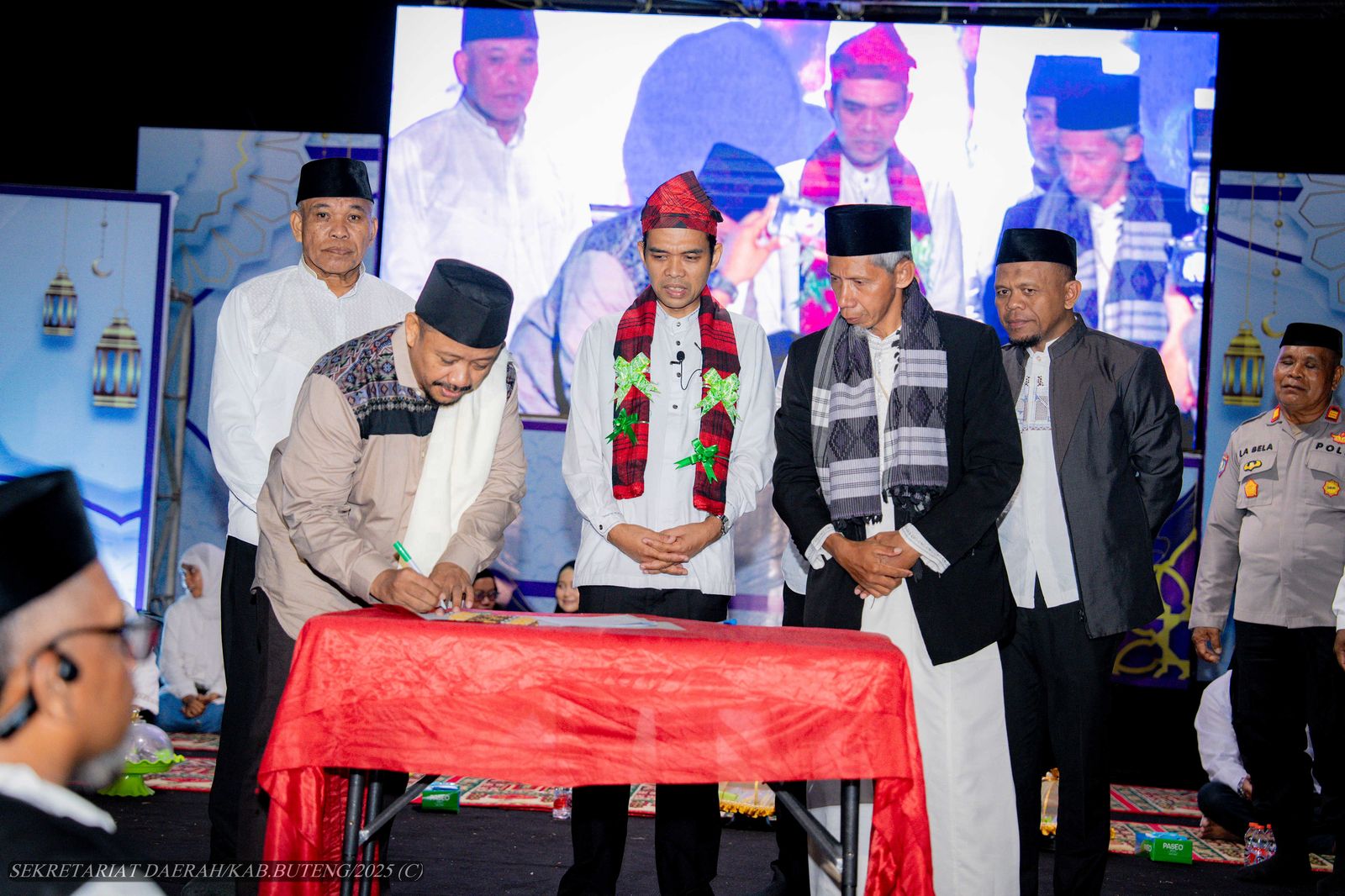 Di Hadapan Ustaz Abdul Somad, Bupati Azhari Paparkan Program Kota Pendidikan dan Santri di Buteng. Foto: Hibata.id