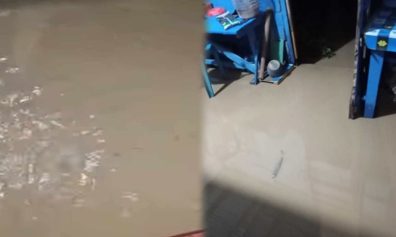 Potres banjir yang sudah masuk ke dalam rumah warga di Desa Bulangita pada Minggu (4/5/2025). (Foto: Dok. Warga)