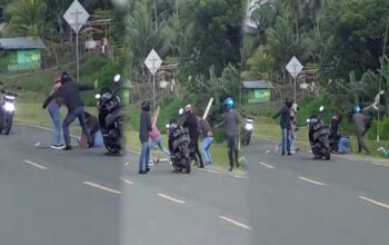 Viral!, Seorang Pria Dihajar Sekelompok OTK di Jalan GORR
