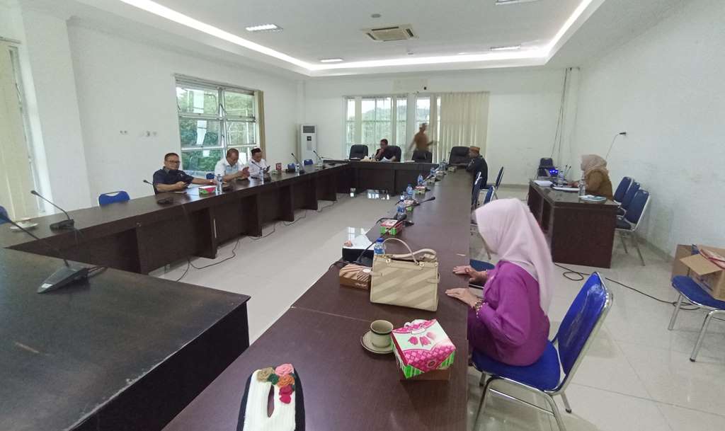 Rapat internal Pansus perkebunan kelapa sawit DPRD Provinsi Gorontalo. Foto Oyie