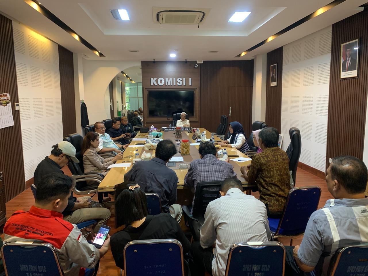 Koperasi Tindaho Bone Bolango secara resmi menyampaikan aspirasi kepada Komisi I DPRD Provinsi Gorontalo, Senin (5/5/2025). Foto: Hibata.id