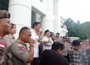 Puluhan mahasiswa yang tergabung dalam Himpunan Mahasiswa Islam (HMI) Badan Koordinasi (Badko) Sulawesi Utara-Gorontalo menggelar aksi demonstrasi di depan Gedung DPRD Provinsi Gorontalo, Senin (5/5/2025). Foto: Reza/Hibata.id