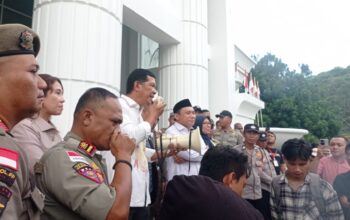 Puluhan mahasiswa yang tergabung dalam Himpunan Mahasiswa Islam (HMI) Badan Koordinasi (Badko) Sulawesi Utara-Gorontalo menggelar aksi demonstrasi di depan Gedung DPRD Provinsi Gorontalo, Senin (5/5/2025). Foto: Reza/Hibata.id