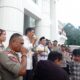 Puluhan mahasiswa yang tergabung dalam Himpunan Mahasiswa Islam (HMI) Badan Koordinasi (Badko) Sulawesi Utara-Gorontalo menggelar aksi demonstrasi di depan Gedung DPRD Provinsi Gorontalo, Senin (5/5/2025). Foto: Reza/Hibata.id