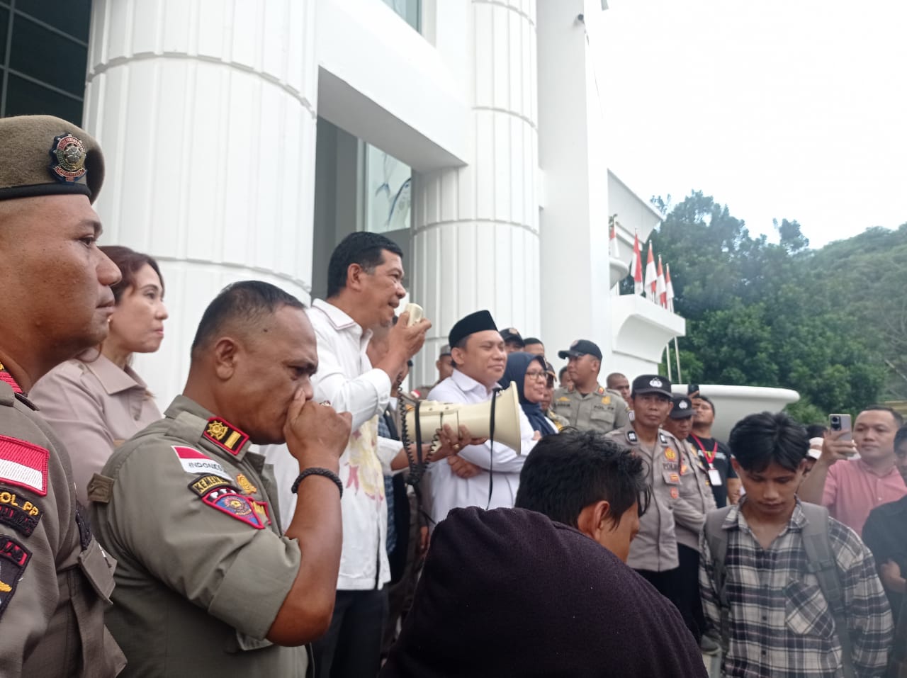 Puluhan mahasiswa yang tergabung dalam Himpunan Mahasiswa Islam (HMI) Badan Koordinasi (Badko) Sulawesi Utara-Gorontalo menggelar aksi demonstrasi di depan Gedung DPRD Provinsi Gorontalo, Senin (5/5/2025). Foto: Reza/Hibata.id