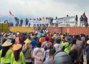 Warga dari Kecamatan Bumi Raya dan Kecamatan Wita Ponda saat melakukan aksi protes terhadap rencana pembangunan crossing jalur pipa air baku di Sungai Karaopa, Kabupaten Morowali, Sulawesi Tengah, pada Senin (5/5/2025). (Foto: Walhi Sulteng)
