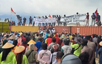 Warga dari Kecamatan Bumi Raya dan Kecamatan Wita Ponda saat melakukan aksi protes terhadap rencana pembangunan crossing jalur pipa air baku di Sungai Karaopa, Kabupaten Morowali, Sulawesi Tengah, pada Senin (5/5/2025). (Foto: Walhi Sulteng)