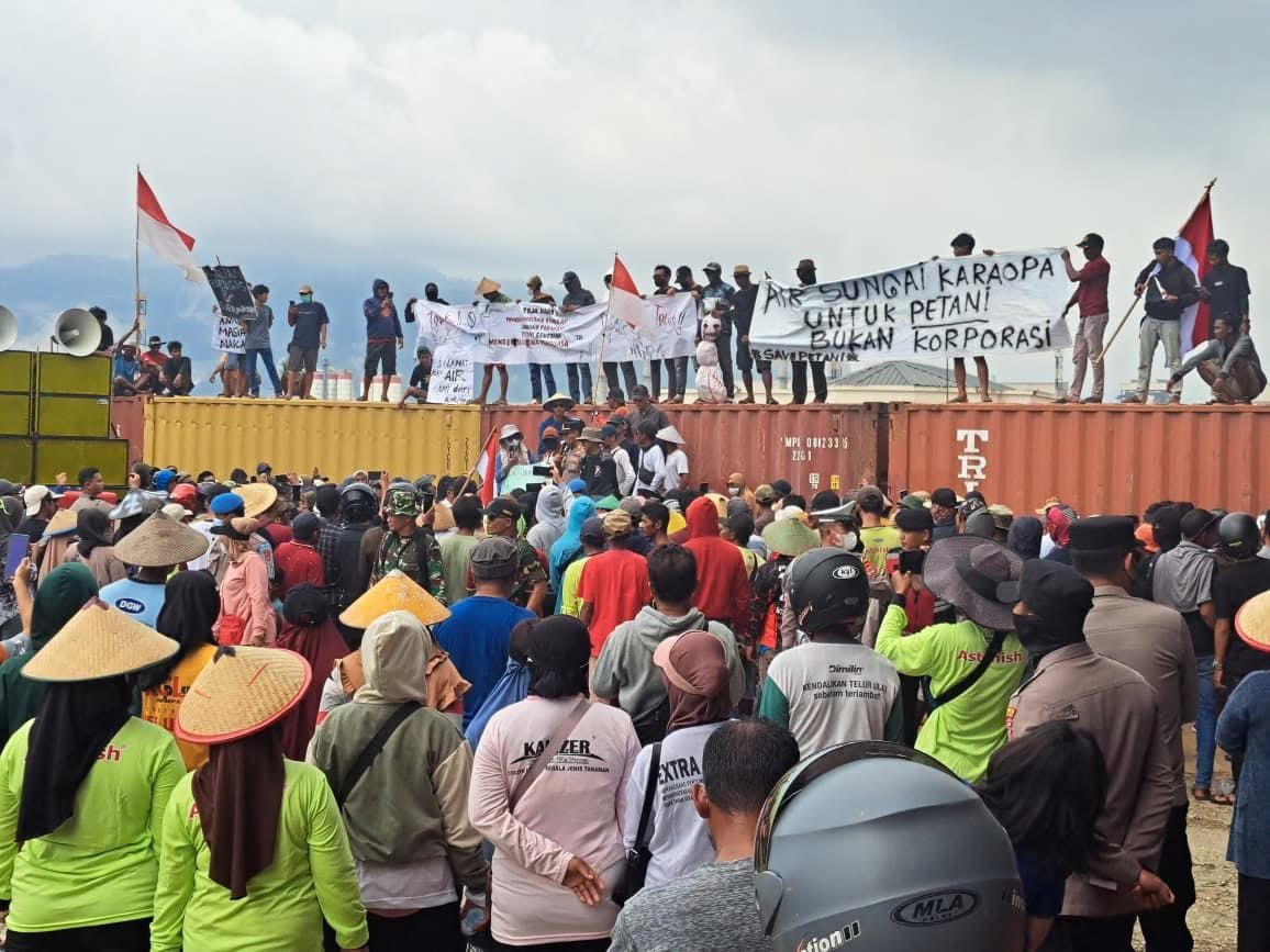 Warga dari Kecamatan Bumi Raya dan Kecamatan Wita Ponda saat melakukan aksi protes terhadap rencana pembangunan crossing jalur pipa air baku di Sungai Karaopa, Kabupaten Morowali, Sulawesi Tengah, pada Senin (5/5/2025). (Foto: Walhi Sulteng)