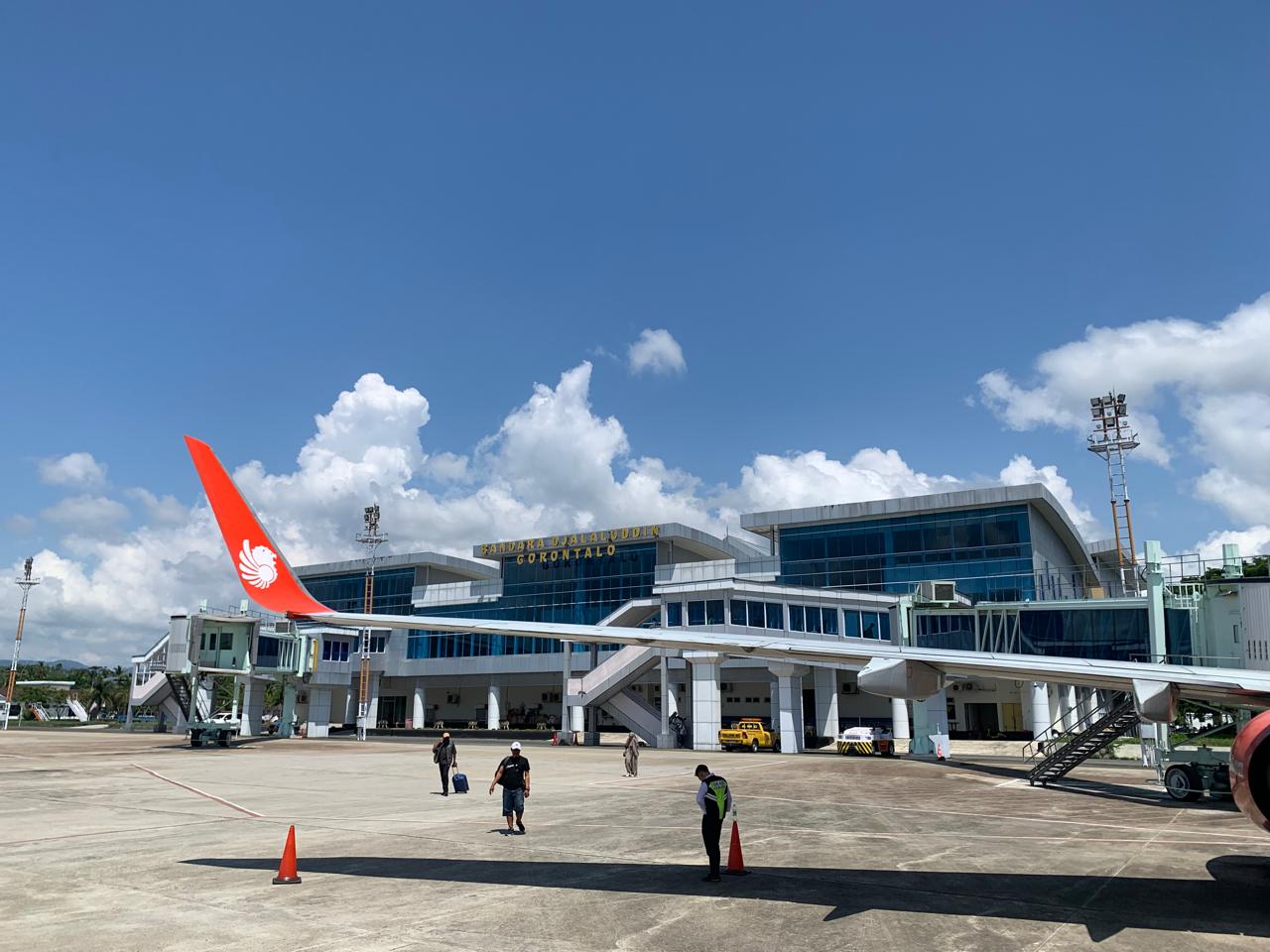 Penerbangan Lion Air di Bandara Djalaludin Gorontalo. Foto: Hibata.id