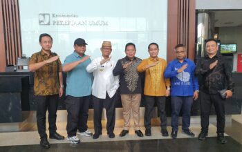 Bupati Bone Bolango, Ismet Mile, bersama Wakil Bupati Risman Tolinggohu, mengajukan permohonan dukungan pembangunan infrastruktur strategis kepada Menteri Pekerjaan Umum dan Perumahan Rakyat (PUPR) Kamis (08/05/2024)/Hibata.id