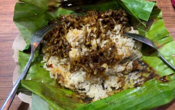 Nasi bakar teri kini menjadi salah satu kuliner khas Gorontalo yang paling diburu wisatawan. Foto: Hibata.id