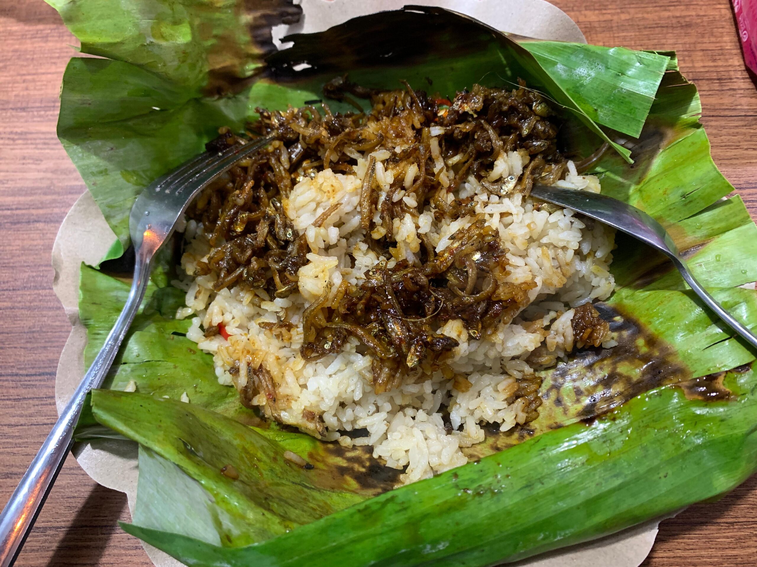 Nasi bakar teri kini menjadi salah satu kuliner khas Gorontalo yang paling diburu wisatawan. Foto: Hibata.id