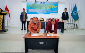 Bupati Buteng, Dr Azhari, bersama pimpinan USN Kolaka, langsung menandatangani kesepakatan tersebut guna membangun kembali Kampus B USN Kolaka di Buteng. Foto: Hibata.id