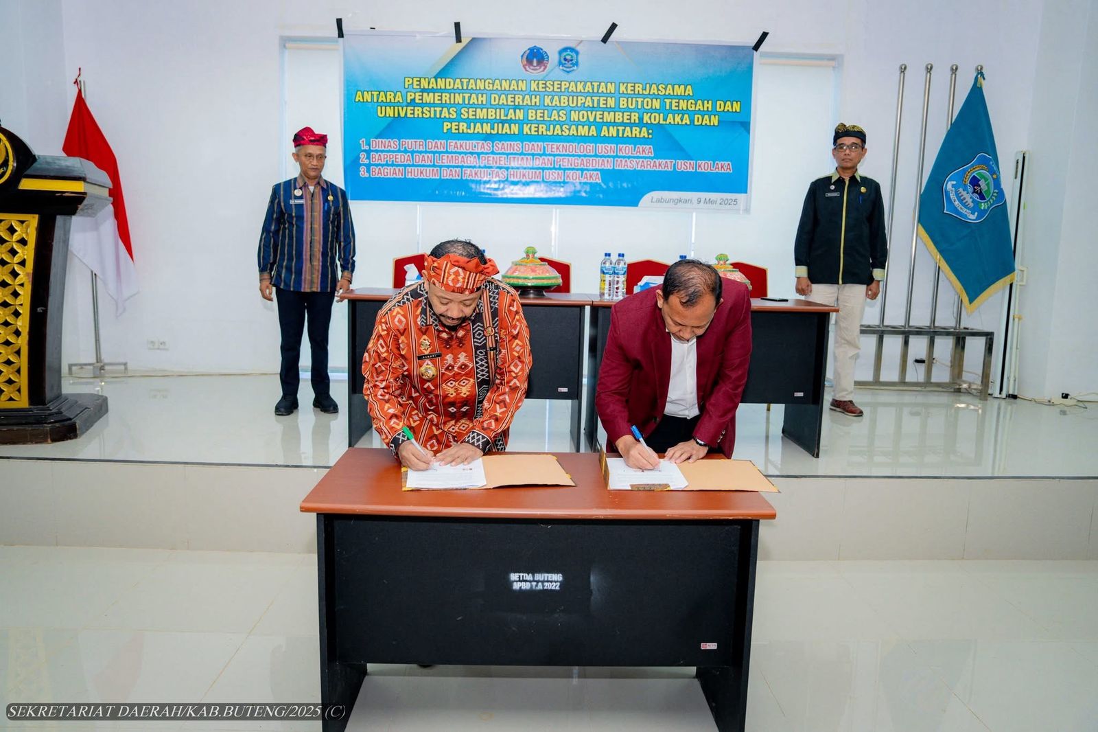 Bupati Buteng, Dr Azhari, bersama pimpinan USN Kolaka, langsung menandatangani kesepakatan tersebut guna membangun kembali Kampus B USN Kolaka di Buteng. Foto: Hibata.id