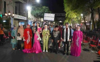 Wali Kota Gorontalo, Adhan Dambea dan Para delegasi mengenakan busana tradisional Karawo—kebanggaan Gorontalo yang dikenal dengan sulaman tangan bernilai seni tinggi. (Foto: Humas Pemkot Gorontalo)