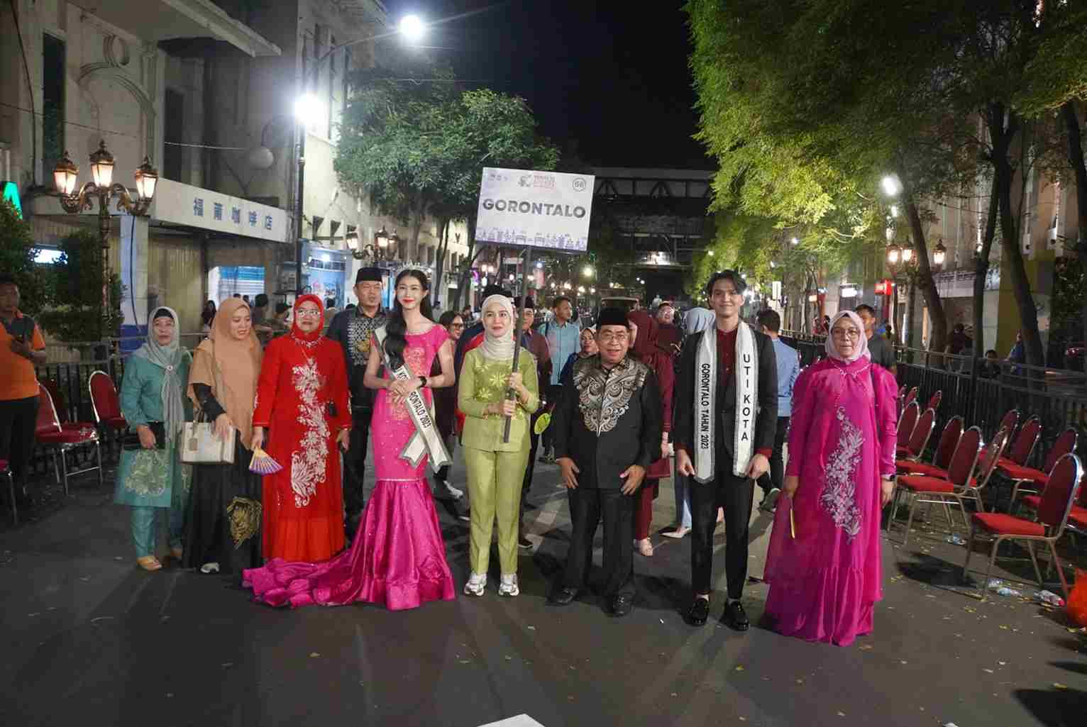 Wali Kota Gorontalo, Adhan Dambea dan Para delegasi mengenakan busana tradisional Karawo—kebanggaan Gorontalo yang dikenal dengan sulaman tangan bernilai seni tinggi. (Foto: Humas Pemkot Gorontalo)