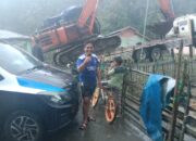 Sahril Senen, tokoh masyarakat Desa Tolau sedang menyaksikan pemulangan alat berat di Desanya. (Foto: Dok. Hibata.id)