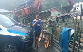Sahril Senen, tokoh masyarakat Desa Tolau sedang menyaksikan pemulangan alat berat di Desanya. (Foto: Dok. Hibata.id)